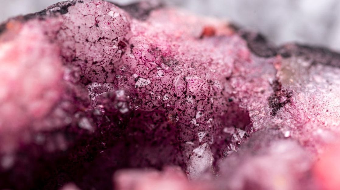 Rhodonit Naturstein: Ein unverzichtbarer Begleiter in der Lithotherapie 7 Banner Blog Rhodonite