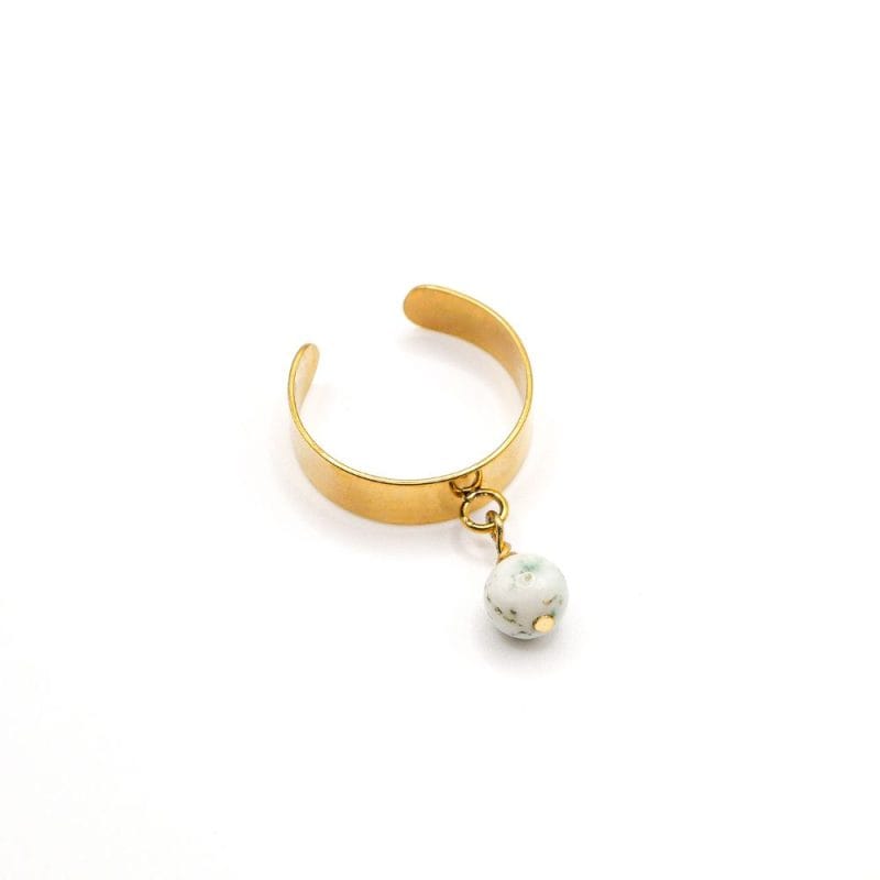 Goldener Charm-Ring Naturstein Moos-Achat Weißer Hintergrund