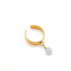 Goldener Charm-Ring Naturstein Aquamarin Weißer Hintergrund
