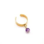 Goldener Charm-Ring Naturstein Amethyst Weißer Hintergrund