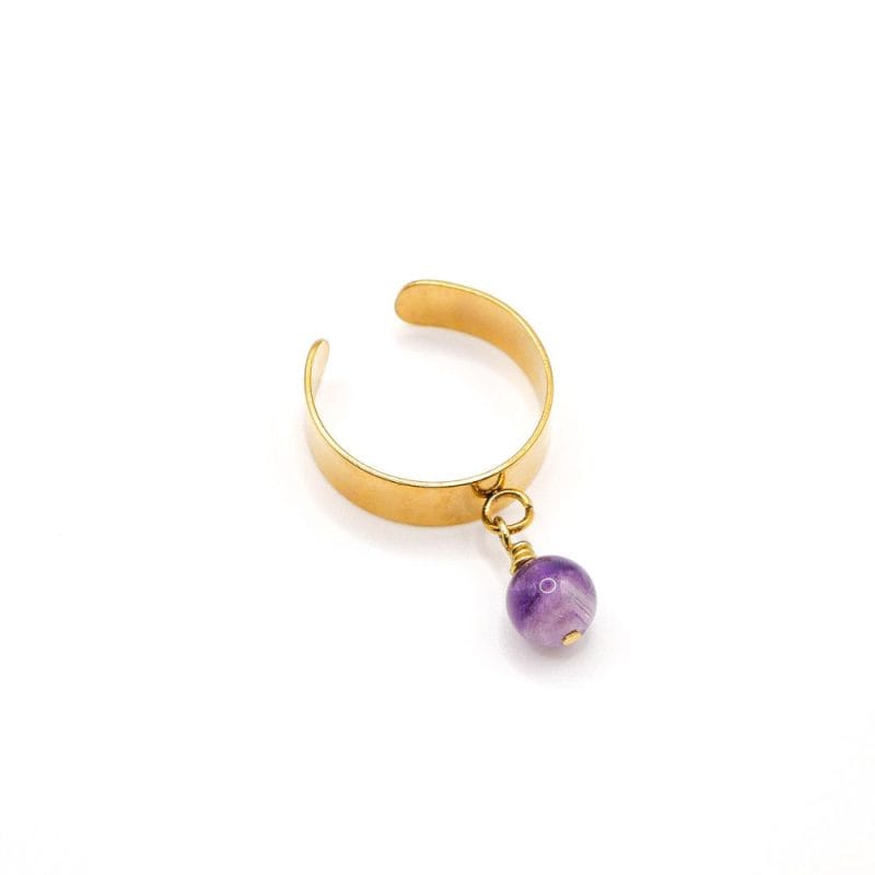 Goldener Charm-Ring Naturstein Amethyst Weißer Hintergrund