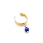 Goldener Charm-Ring Naturstein Lapislazuli Weißer Hintergrund
