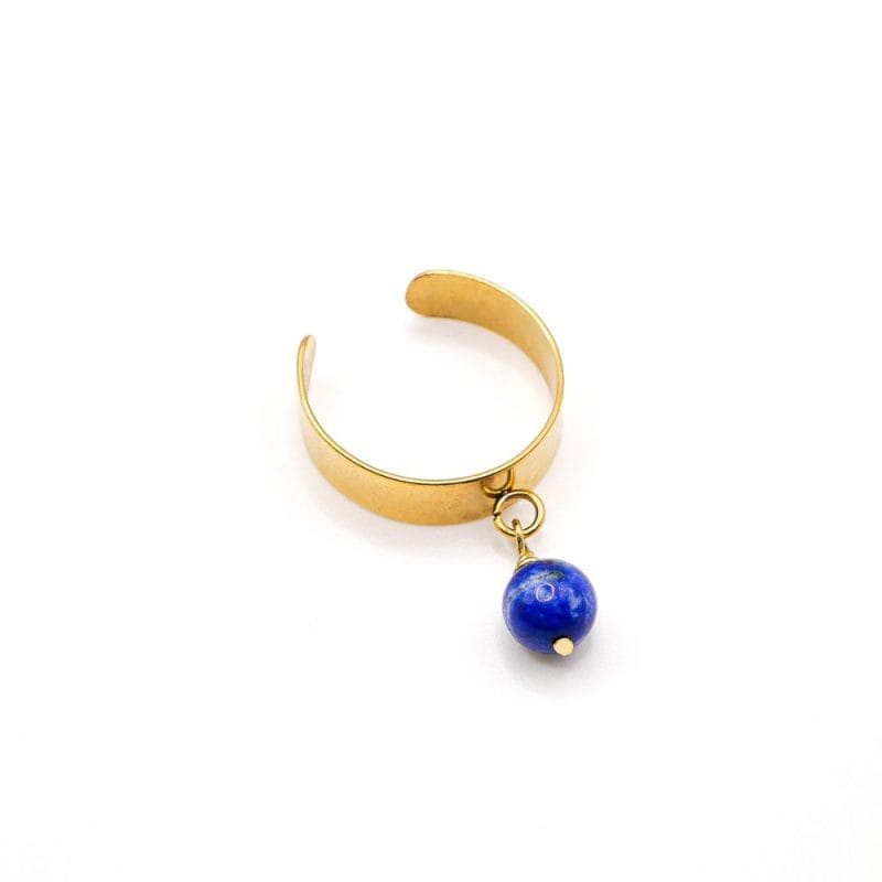 Goldener Charm-Ring Naturstein Lapislazuli Weißer Hintergrund