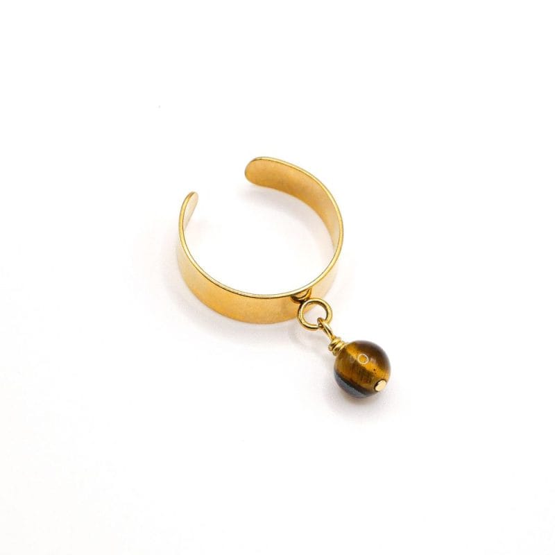 Goldener Charm-Ring Naturstein Tigerauge Weißer Hintergrund