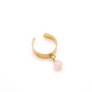 Rosenquarz: Definition, Vorteile, Chakra, Bedeutung, Eigenschaften 2 Charm-Ring Naturstein Rosenquarz weißer Hintergrund