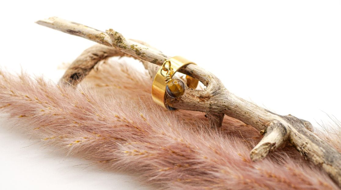 Tigerauge Naturstein: Die Heilwirkungen in der Lithotherapie 12 Banner Tigerauge Goldener Charm-Ring